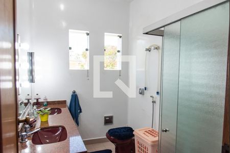 Casa à venda com 250m², 5 quartos e 10 vagasBanheiro da suíte 2 e 3