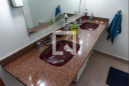 Casa à venda com 250m², 5 quartos e 10 vagasBanheiro da suíte 2 e 3