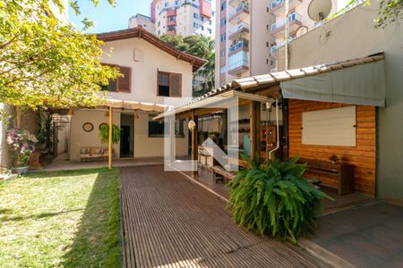 Casa à venda com 306m², 5 quartos e 4 vagas Casa à venda com 306m², 5 quartos e 4 vagasQuintal