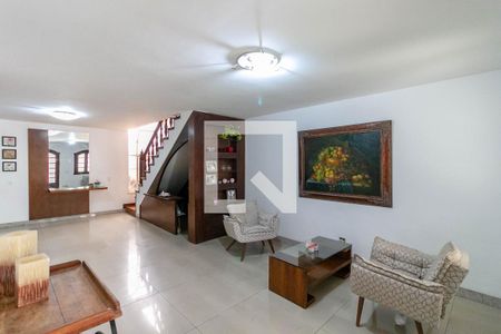 Casa à venda com 306m², 5 quartos e 4 vagas Casa à venda com 306m², 5 quartos e 4 vagasSala