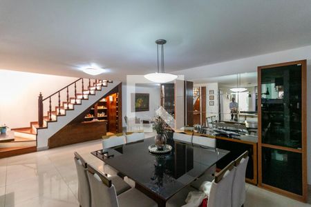 Casa à venda com 306m², 5 quartos e 4 vagas Casa à venda com 306m², 5 quartos e 4 vagasSala