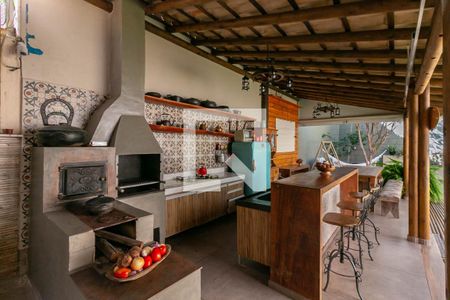 Casa à venda com 306m², 5 quartos e 4 vagas Casa à venda com 306m², 5 quartos e 4 vagasQuintal