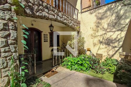 Casa à venda com 306m², 5 quartos e 4 vagas Casa à venda com 306m², 5 quartos e 4 vagasQuintal