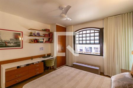 Casa à venda com 306m², 5 quartos e 4 vagas Casa à venda com 306m², 5 quartos e 4 vagasQuarto 5