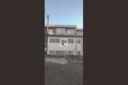 Casa à venda com 105m², 3 quartos e 3 vagas Casa à venda com 105m², 3 quartos e 3 vagasFachada