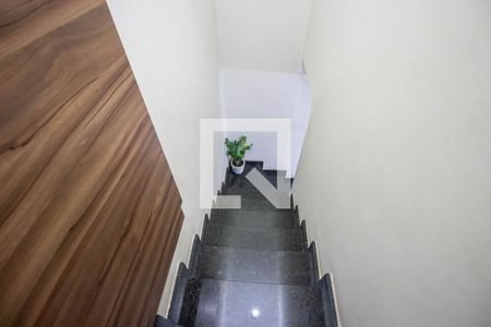 Casa à venda com 105m², 3 quartos e 3 vagas Casa à venda com 105m², 3 quartos e 3 vagasEscada