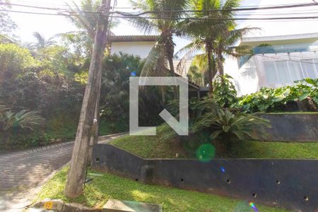 Casa de condomínio à venda com 450m², 4 quartos e 3 vagas Casa de condomínio à venda com 450m², 4 quartos e 3 vagasÁrea Externa