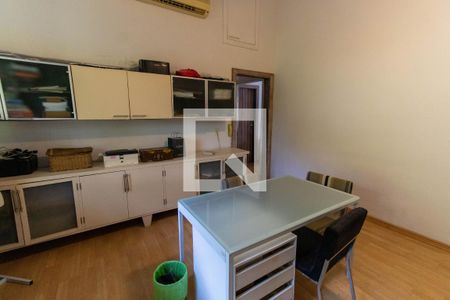 Casa de condomínio à venda com 450m², 4 quartos e 3 vagas Casa de condomínio à venda com 450m², 4 quartos e 3 vagasEscritório