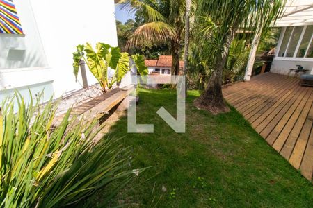 Casa de condomínio à venda com 450m², 4 quartos e 3 vagas Casa de condomínio à venda com 450m², 4 quartos e 3 vagasÁrea Externa