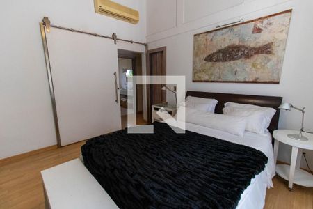 Casa de condomínio à venda com 450m², 4 quartos e 3 vagas Casa de condomínio à venda com 450m², 4 quartos e 3 vagasSuíte