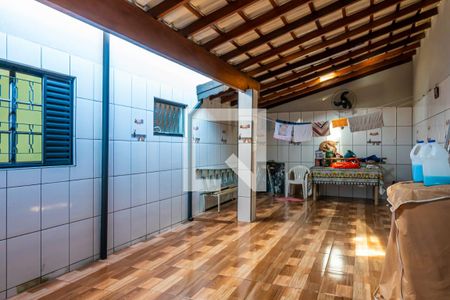 Casa à venda com 237m², 4 quartos e 4 vagas Casa à venda com 237m², 4 quartos e 4 vagasQuintal