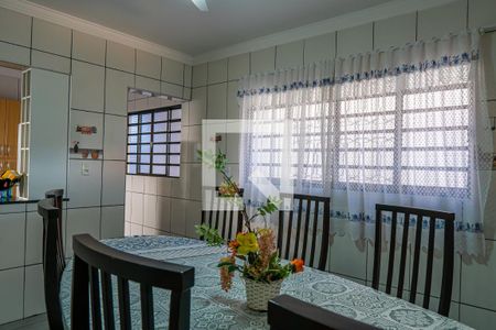 Casa à venda com 237m², 4 quartos e 4 vagas Casa à venda com 237m², 4 quartos e 4 vagasSala de Jantar