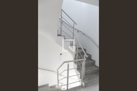 Casa à venda com 127m², 3 quartos e 2 vagas Casa à venda com 127m², 3 quartos e 2 vagasEscada