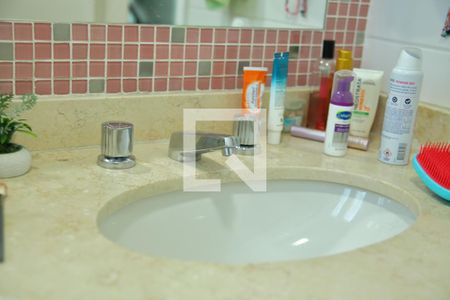 Casa de condomínio à venda com 178m², 4 quartos e 4 vagasBanheiro Suite 2