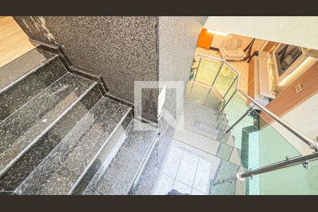 Casa à venda com 161m², 3 quartos e 4 vagas Casa à venda com 161m², 3 quartos e 4 vagasEscada