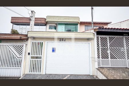 Casa à venda com 161m², 3 quartos e 4 vagas Casa à venda com 161m², 3 quartos e 4 vagasFachada