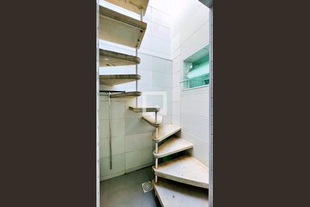 Casa à venda com 203m², 2 quartos e 2 vagas Casa à venda com 203m², 2 quartos e 2 vagasEscada