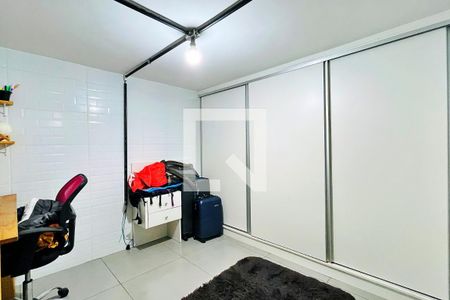 Casa à venda com 203m², 2 quartos e 2 vagas Casa à venda com 203m², 2 quartos e 2 vagasEscritório