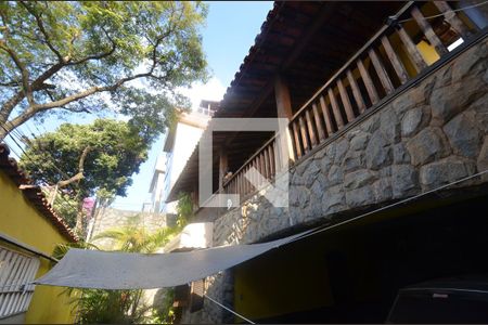 Casa à venda com 264m², 4 quartos e 3 vagasFachada