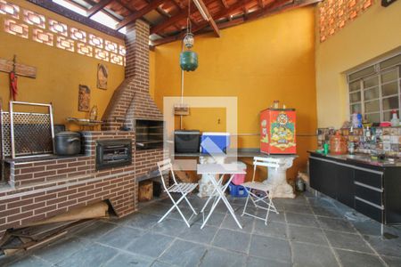 Casa à venda com 240m², 3 quartos e 2 vagas Casa à venda com 240m², 3 quartos e 2 vagasÁrea de serviço