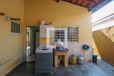 Casa à venda com 240m², 3 quartos e 2 vagas Casa à venda com 240m², 3 quartos e 2 vagasÁrea de serviço