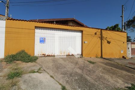 Casa à venda com 240m², 3 quartos e 2 vagas Casa à venda com 240m², 3 quartos e 2 vagasFachada