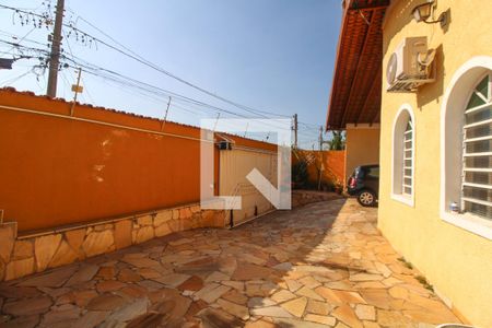 Casa à venda com 240m², 3 quartos e 2 vagas Casa à venda com 240m², 3 quartos e 2 vagasÁrea de serviço