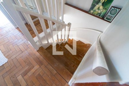 Casa à venda com 170m², 2 quartos e 2 vagas Casa à venda com 170m², 2 quartos e 2 vagasEscada