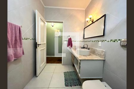 Casa à venda com 465m², 5 quartos e 6 vagas Casa à venda com 465m², 5 quartos e 6 vagasBanheiro Corredor