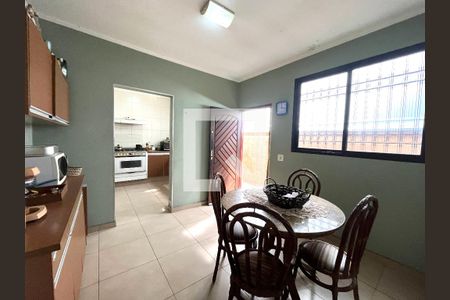 Casa à venda com 465m², 5 quartos e 6 vagas Casa à venda com 465m², 5 quartos e 6 vagasSala de Jantar