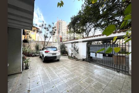 Casa à venda com 465m², 5 quartos e 6 vagas Casa à venda com 465m², 5 quartos e 6 vagasGaragem