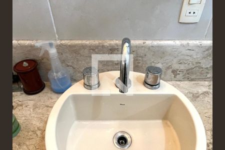 Casa à venda com 465m², 5 quartos e 6 vagas Casa à venda com 465m², 5 quartos e 6 vagasBanheiro Corredor