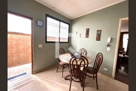 Casa à venda com 465m², 5 quartos e 6 vagas Casa à venda com 465m², 5 quartos e 6 vagasSala de Jantar