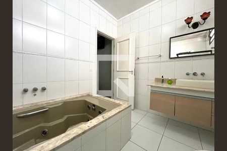 Casa à venda com 465m², 5 quartos e 6 vagas Casa à venda com 465m², 5 quartos e 6 vagasBanheiro da Suíte