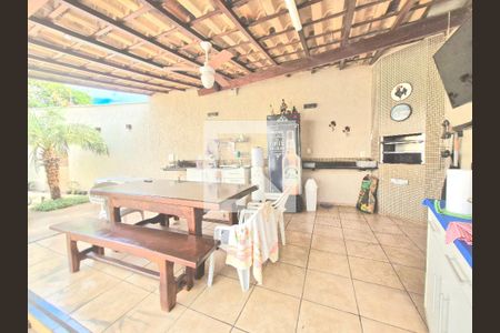 Casa à venda com 287m², 5 quartos e 4 vagas Casa à venda com 287m², 5 quartos e 4 vagasÁrea comum - Churrasqueira