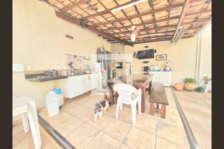 Casa à venda com 287m², 5 quartos e 4 vagas Casa à venda com 287m², 5 quartos e 4 vagasÁrea comum - Churrasqueira