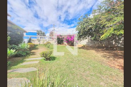 Casa à venda com 287m², 5 quartos e 4 vagas Casa à venda com 287m², 5 quartos e 4 vagasQuintal