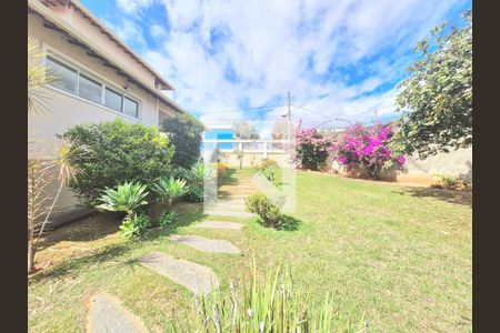 Casa à venda com 287m², 5 quartos e 4 vagas Casa à venda com 287m², 5 quartos e 4 vagasQuintal