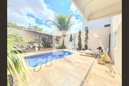 Casa à venda com 287m², 5 quartos e 4 vagas Casa à venda com 287m², 5 quartos e 4 vagasPiscina