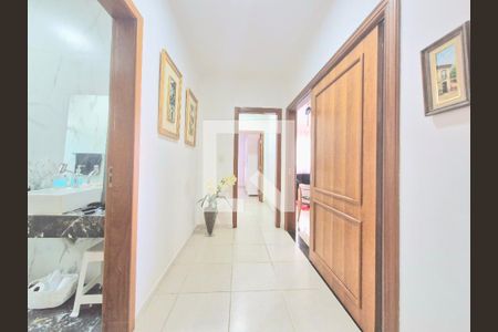 Casa à venda com 287m², 5 quartos e 4 vagas Casa à venda com 287m², 5 quartos e 4 vagasCorredor