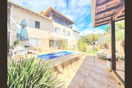 Casa à venda com 287m², 5 quartos e 4 vagas Casa à venda com 287m², 5 quartos e 4 vagasPiscina
