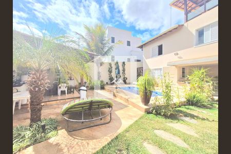 Casa à venda com 287m², 5 quartos e 4 vagas Casa à venda com 287m², 5 quartos e 4 vagasPiscina