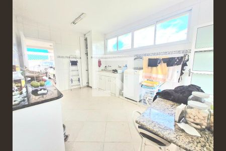 Casa à venda com 287m², 5 quartos e 4 vagas Casa à venda com 287m², 5 quartos e 4 vagasÁrea de Serviço