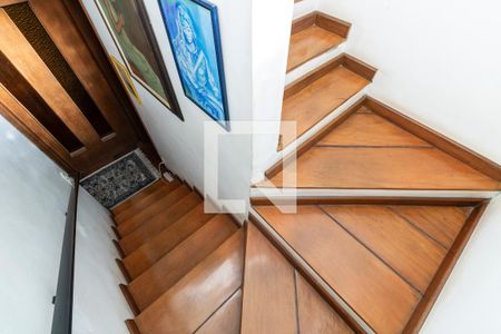 Casa à venda com 250m², 3 quartos e 4 vagas Casa à venda com 250m², 3 quartos e 4 vagasEscada