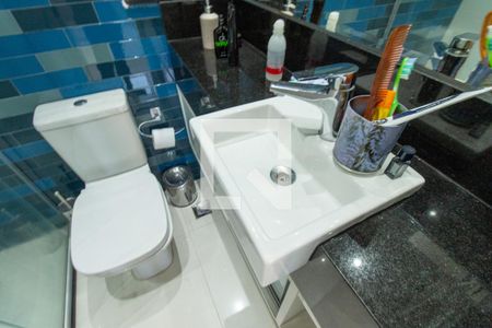 Casa de condomínio à venda com 464m², 4 quartos e 4 vagas Casa de condomínio à venda com 464m², 4 quartos e 4 vagasBanheiro da Suíte 2