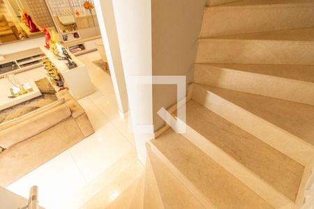 Casa de condomínio à venda com 464m², 4 quartos e 4 vagas Casa de condomínio à venda com 464m², 4 quartos e 4 vagasEscadas