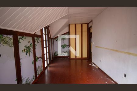 Casa à venda com 344m², 4 quartos e 4 vagas Casa à venda com 344m², 4 quartos e 4 vagasQuarto