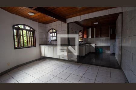 Casa à venda com 344m², 4 quartos e 4 vagas Casa à venda com 344m², 4 quartos e 4 vagasCozinha
