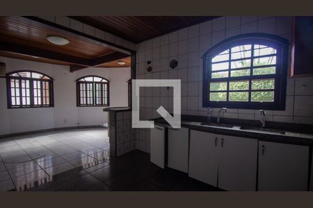 Casa à venda com 344m², 4 quartos e 4 vagas Casa à venda com 344m², 4 quartos e 4 vagasCozinha