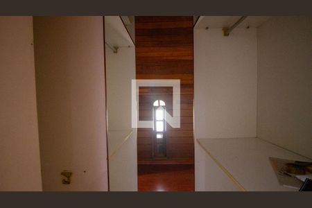 Casa à venda com 344m², 4 quartos e 4 vagas Casa à venda com 344m², 4 quartos e 4 vagasCloset da Suíte 1